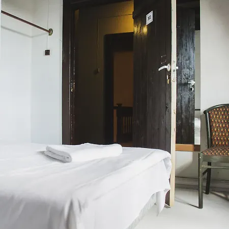 Hostel Uus 3 *